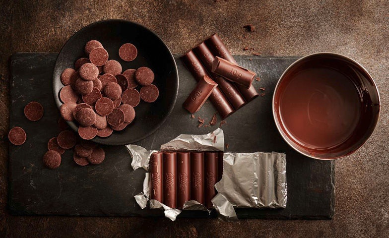 Le chocolat de couverture contient beaucoup de beurre de cacao. Ses qualités de fonte et de durcissage le rendent idéal en pâtisserie.