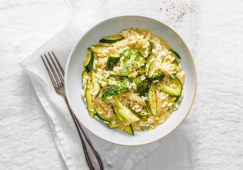 Gesund und köstlich. Dieser Gemüserisotto enthält frischen Broccoli und Zucchini und ist richtig schön cremig. Bestimmt wird er bald zum Favoriten auf deinem Tisch.
