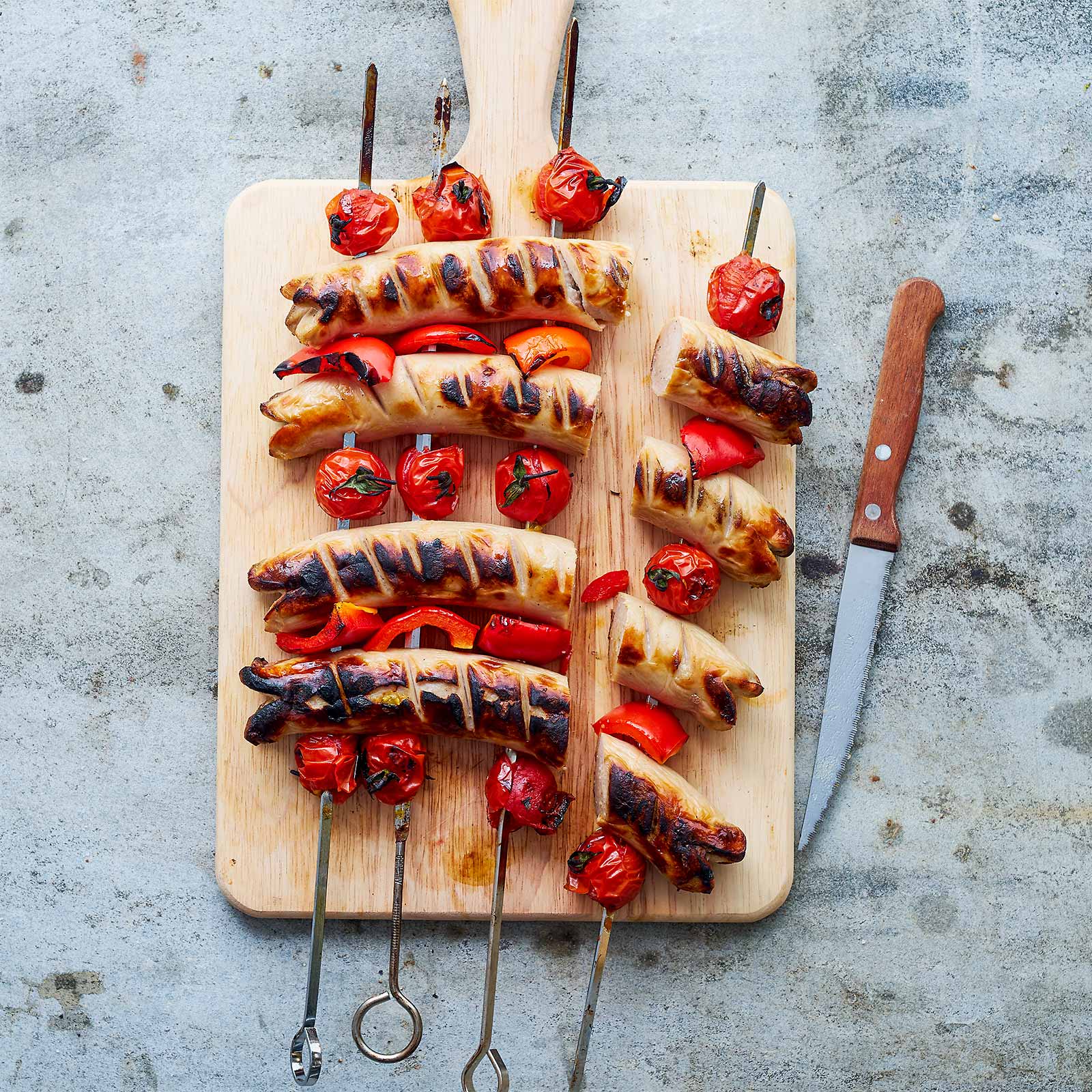 Brochettes de saucisses à rôtir de veau marinées - Recette