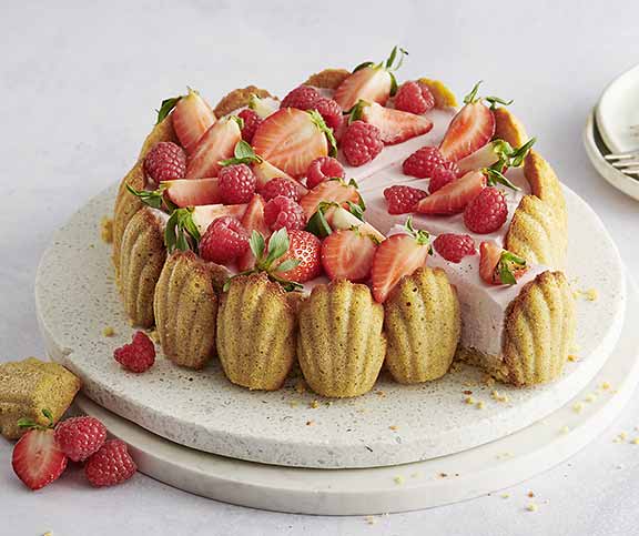 Gâteau fraises-framboises aux madeleines