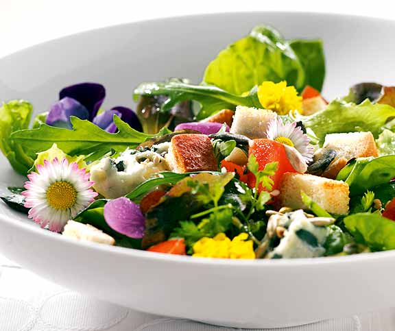 Blattsalat mit Käse und Blüten | Rezept | Betty Bossi